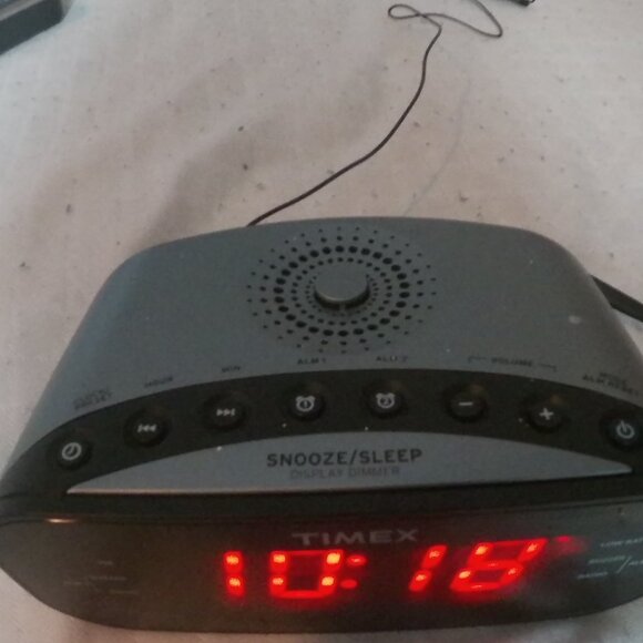 Timex Red Display Dual Alarm Clock AM/FM Radio Battery Backup T231Y - Picture 3 of 6